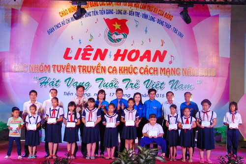 Trao học bổng “Thắp sáng ước mơ tuổi trẻ Việt Nam”
